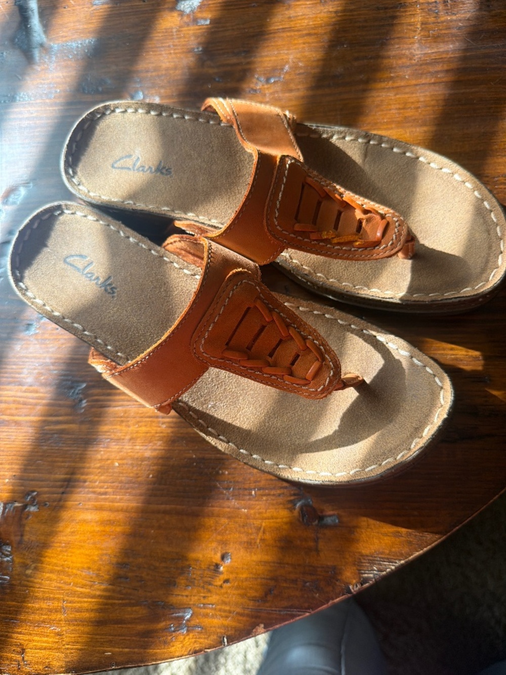 Clarks women’s orange flip-flop sandals size 7